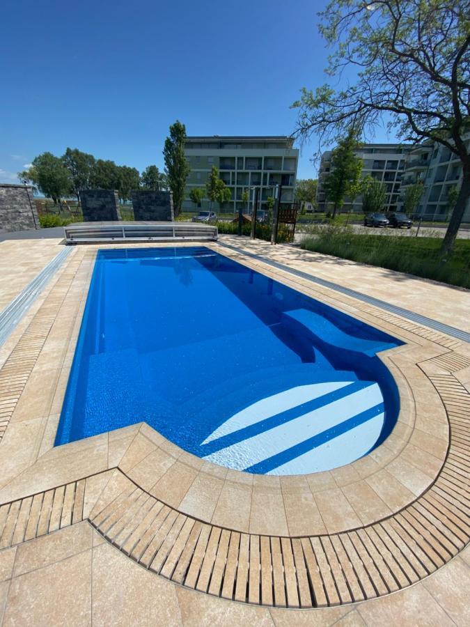Clyde-Premium Lelle Waterfront Private Apartment Балатонлеле Екстериор снимка