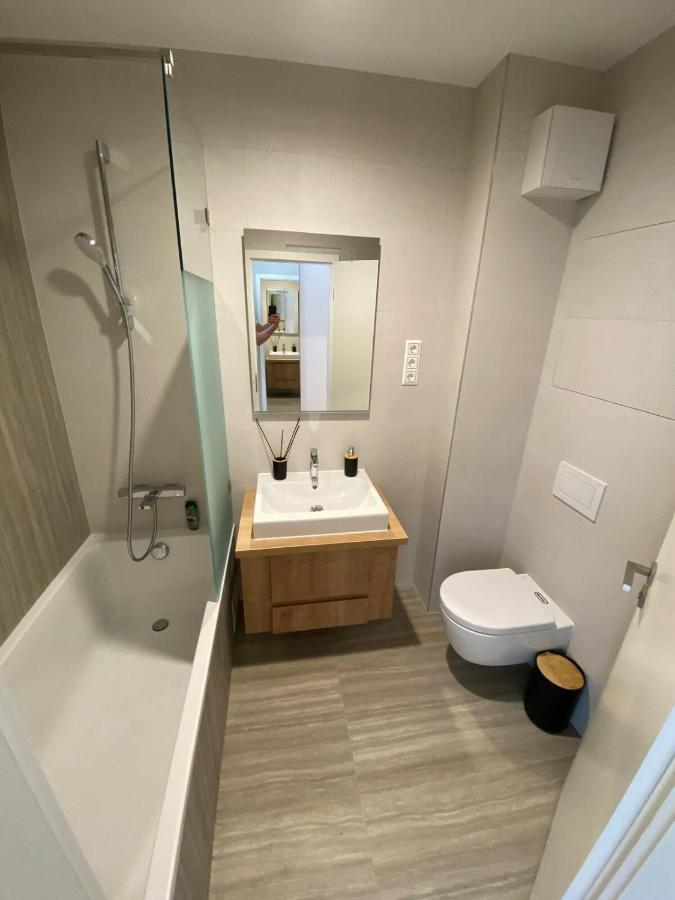 Clyde-Premium Lelle Waterfront Private Apartment Балатонлеле Екстериор снимка