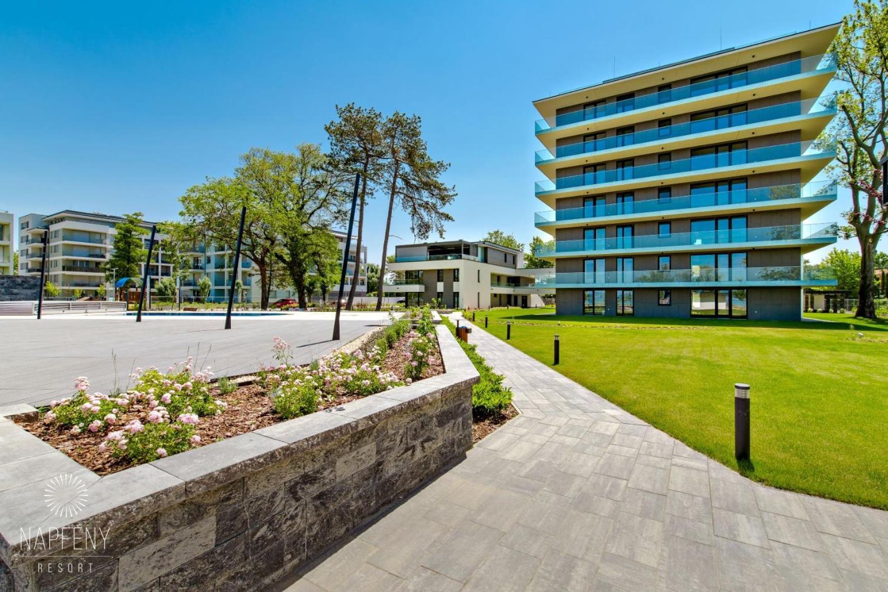 Clyde-Premium Lelle Waterfront Private Apartment Балатонлеле Екстериор снимка